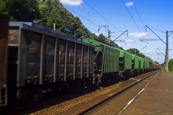 Vista panorámica del tren mixto de mercancías dentro del paisaje rural —  Fotos de Stock