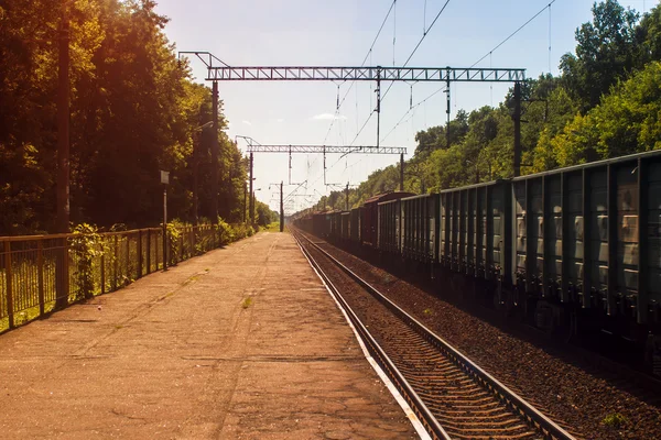 Vista panorámica del tren mixto de mercancías dentro del paisaje rural —  Fotos de Stock