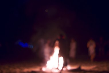 İnsanlar ateşin etrafında dans