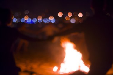 İnsanlar ateşin etrafında dans