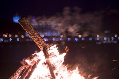 Işıklar arka ateşin ortasına