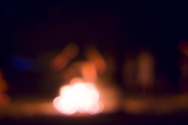 İnsanlar ateşin etrafında dans