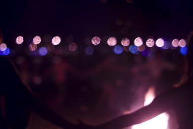 İnsanlar ateşin etrafında dans