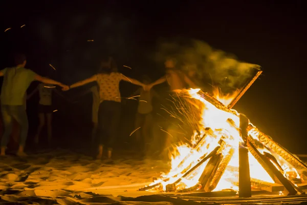 İnsanlar ateşin etrafında dans — Stok fotoğraf