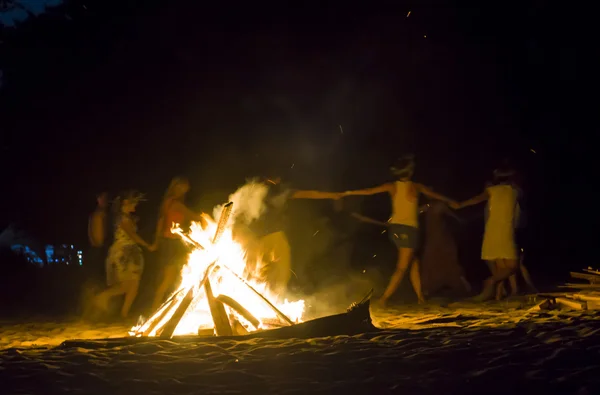 İnsanlar ateşin etrafında dans — Stok fotoğraf