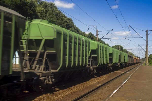 Vista panorámica del tren mixto de mercancías dentro del paisaje rural —  Fotos de Stock