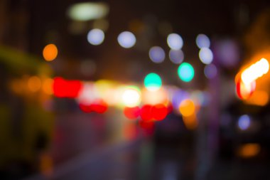 Night City sokak lambaları arka planda.