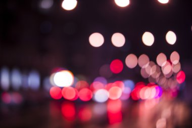 Night City sokak lambaları arka planda.