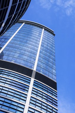 dramatik bir mavi gökyüzü ile gökdelen