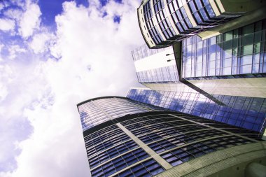 dramatik bir mavi gökyüzü ile gökdelen