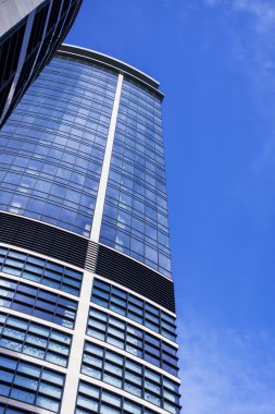 dramatik bir mavi gökyüzü ile gökdelen