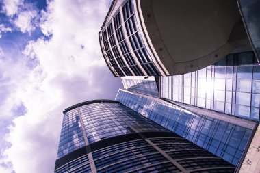 dramatik bir mavi gökyüzü ile gökdelen