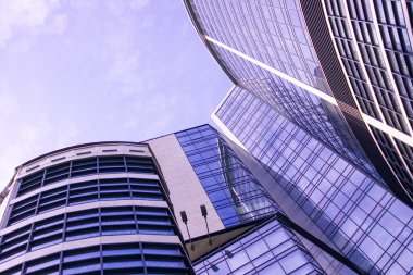 dramatik bir mavi gökyüzü ile gökdelen