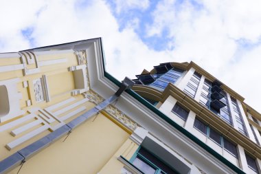 dramatik bir mavi gökyüzü ile gökdelen