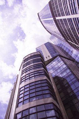 dramatik bir mavi gökyüzü ile gökdelen