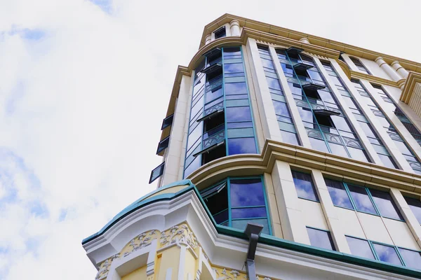 摩天大楼与戏剧性的蓝色天空 — 图库照片
