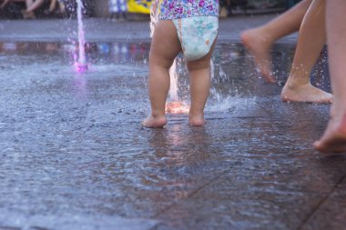 bacaklar çocukların yaz saati sırasında vurdu çeşme ile eğleniyor