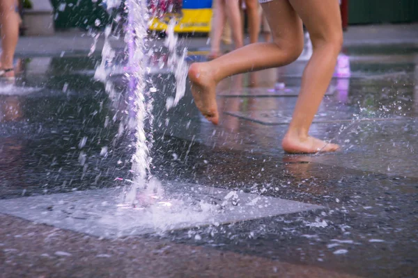 bacaklar çocukların yaz saati sırasında vurdu çeşme ile eğleniyor