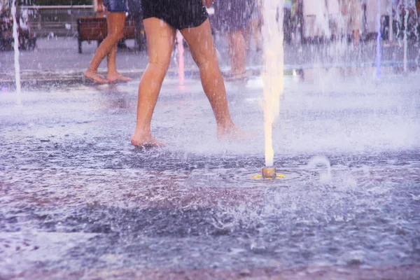 Nogi, dzieci, zabawy z fontanną strzał w okresie letnim — Zdjęcie stockowe