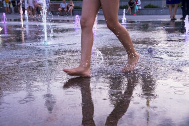 bacaklar çocukların yaz saati sırasında vurdu çeşme ile eğleniyor