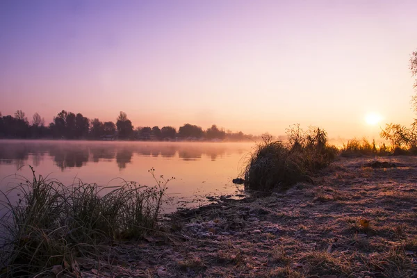 Misty lake in a cold early autumn morning — Stock Photo, Image