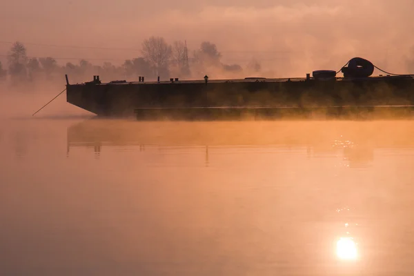 Misty lake in a cold early autumn morning — Stock Photo, Image