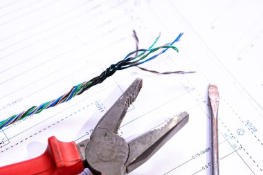 Bir kağıt diyagramda çeşitli elektrikli aletler ve kablolar, ev elektriği kompozisyonu