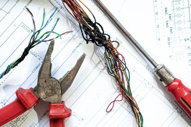 Bir kağıt diyagramda çeşitli elektrikli aletler ve kablolar, ev elektriği kompozisyonu