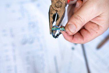 Bir kağıt diyagramda çeşitli elektrikli aletler ve kablolar, ev elektriği kompozisyonu