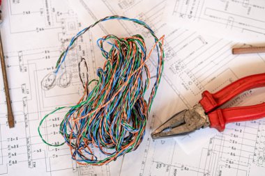 Bir kağıt diyagramda çeşitli elektrikli aletler ve kablolar, ev elektriği kompozisyonu