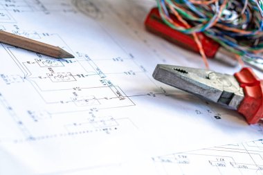 Bir kağıt diyagramda çeşitli elektrikli aletler ve kablolar, ev elektriği kompozisyonu