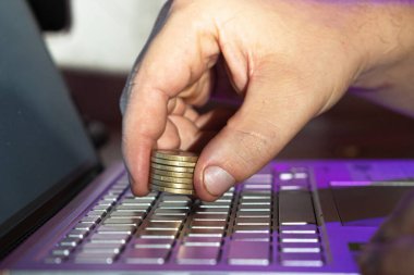 Bir dizüstü bilgisayarda kredi kartı ve tükenmez kalem