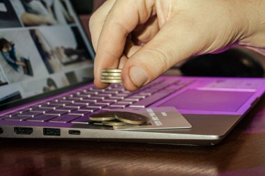 Bir dizüstü bilgisayarda kredi kartı ve tükenmez kalem