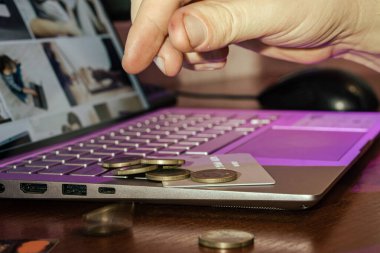 Bir dizüstü bilgisayarda kredi kartı ve tükenmez kalem