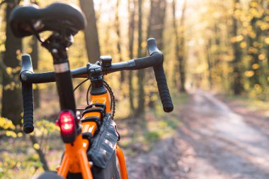 Motorun bazı kısımları, yakın plan çekilmiş.