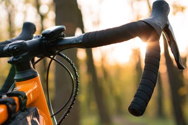 Motorun bazı kısımları, yakın plan çekilmiş.