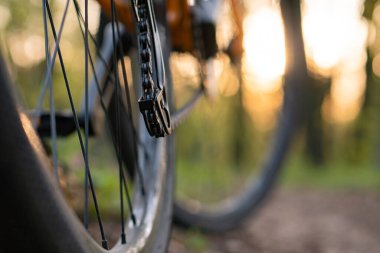 Motorun bazı kısımları, yakın plan çekilmiş.