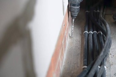 Tavana elektrik kablosu kurulumu. Elektrik kablo sistemi kurulumu..