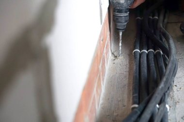 Tavana elektrik kablosu kurulumu. Elektrik kablo sistemi kurulumu..