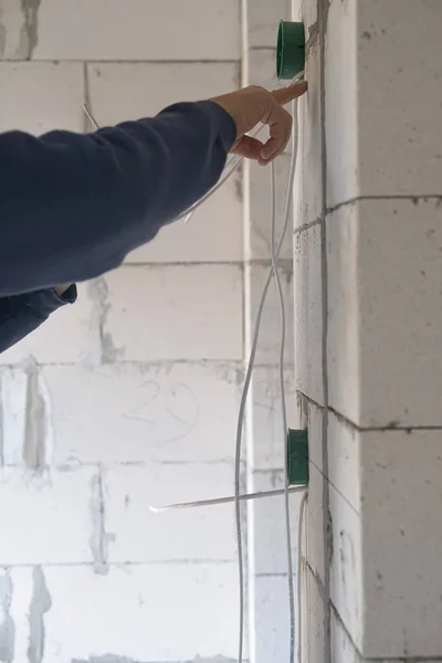 Robotnik Instalujący Plastikową Skrzynkę Elektryczną Ścianie — Zdjęcie stockowe