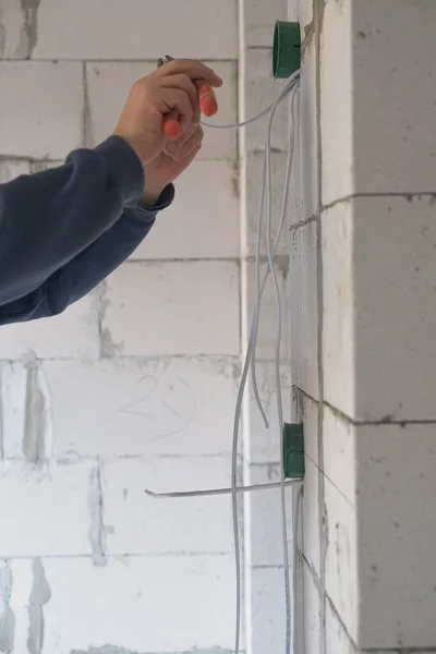 Werknemer Installeren Van Plastic Elektrische Doos Muur — Stockfoto