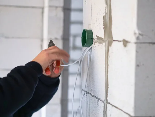 Werknemer Installeren Van Plastic Elektrische Doos Muur — Stockfoto