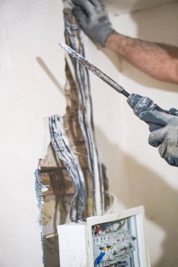 Elektrikli matkapla çalışan tamirci.