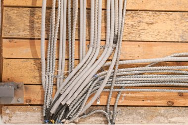 Kablo koruması için alüminyum boru eski beton duvara dizilmiş. .