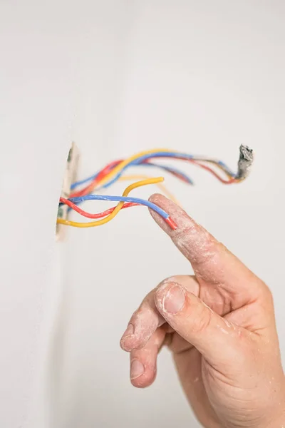 Electricista Monitorea Los Cables Las Tomas Cerrar Con Herramientas —  Fotos de Stock
