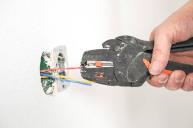 Elektrikçi, prizlerdeki kabloları izle. Araçlarla kapat