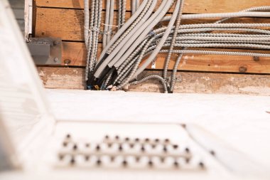 Kablo koruması için alüminyum boru eski beton duvara dizilmiş. .