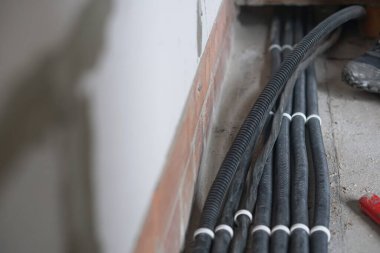 Tavana elektrik kablosu kurulumu. Elektrik kablo sistemi kurulumu..