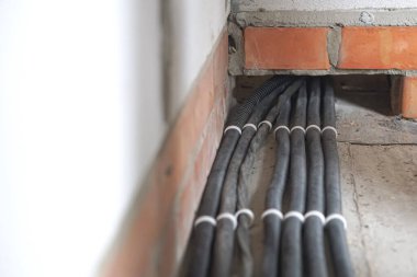 Tavana elektrik kablosu kurulumu. Elektrik kablo sistemi kurulumu..