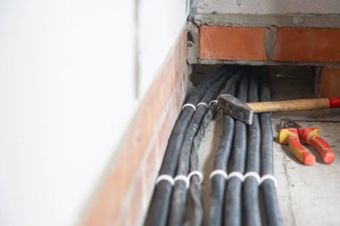 Tavana elektrik kablosu kurulumu. Elektrik kablo sistemi kurulumu..